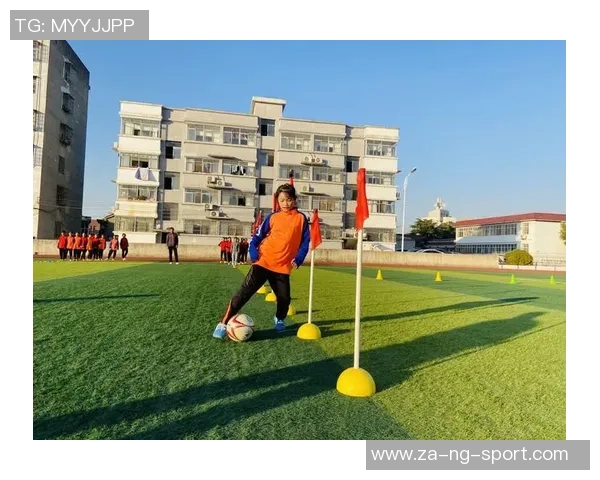 小学校园足球发展现状与提升策略研究探讨